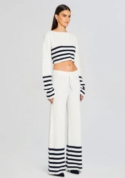 Sharlie Sweater -TrendAura Store Ecommerce Crop 24 01 11 SHARLIESWEATER POEPANT WHIENAVY 0553 ECOMM