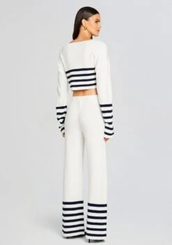 Sharlie Sweater -TrendAura Store Ecommerce Crop 24 01 11 SHARLIESWEATER POEPANT WHIENAVY 0559 ECOMM